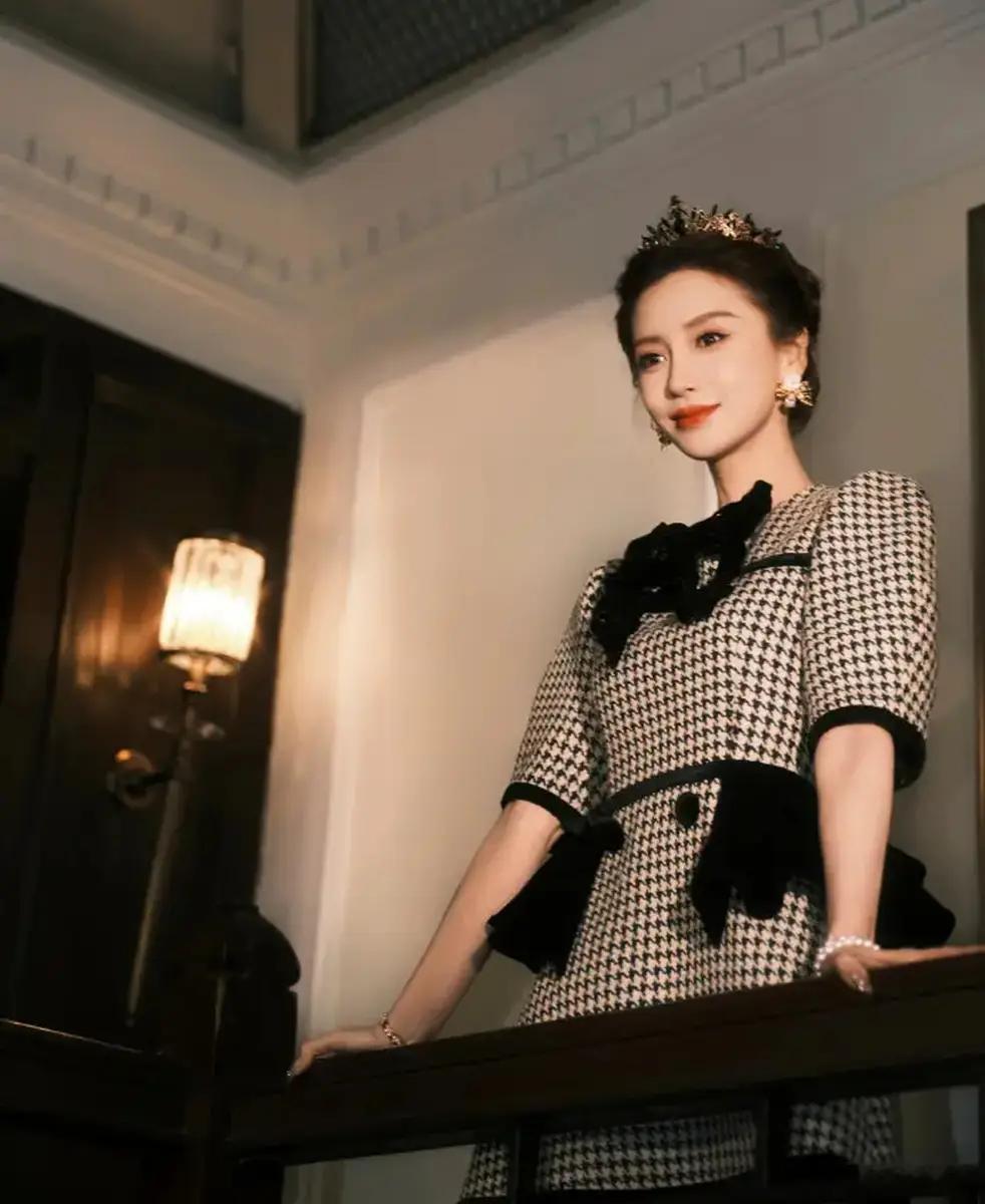杨颖身穿小香风贵气优雅盘发造型气质甜美10月11日，杨颖一组美照释出，身穿小香