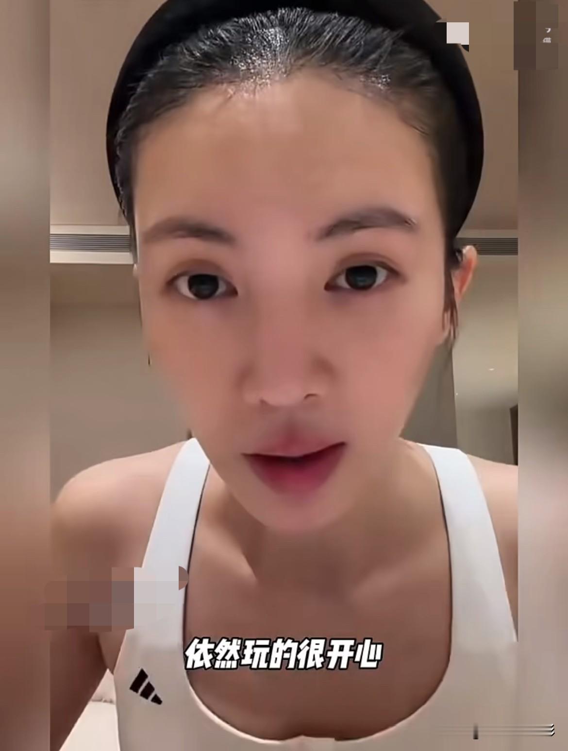 金晨终于开口回应《现在就出发4》常驻换人的话题。镜头前语气大方，还特意夸赞王楚然状态不错，引导观众继