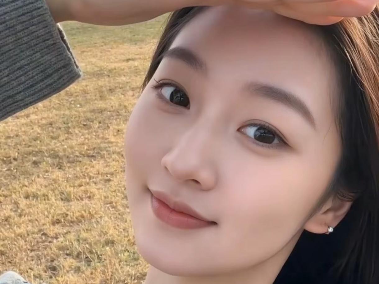 野坡的晴秋阳把草地烘成浅黄的绒毯羊群散在坡上，像撒了一把蓬松的云絮灰毛