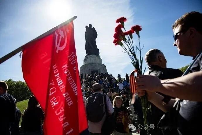 跟往年一样，柏林市政府全面禁止在8日和9日两天展示任何与苏联、俄罗斯、白俄罗斯有