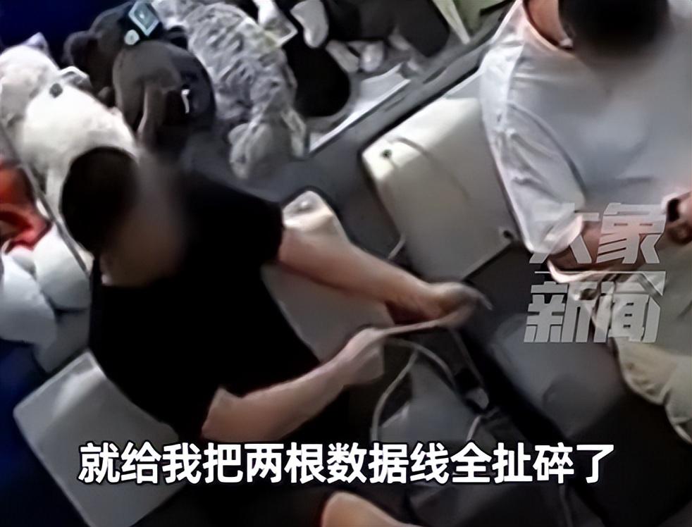 免费充电的善意，被肖业鹏拽成了断成两截的充电线——烟台万达手机店的监控，拍得
