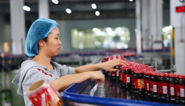 79岁高龄的陶华碧再次执掌老干妈，力挽狂澜，企业营收重回54亿巅峰，究竟有何秘诀