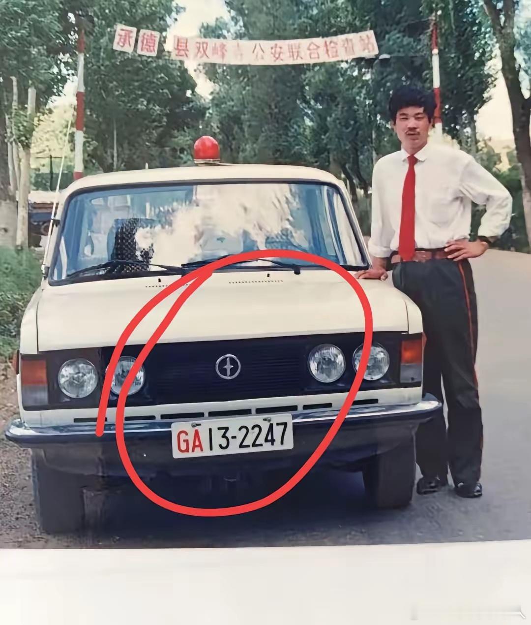 有没有对交通车型很懂的朋友？这是张1990年的真实照片，到现在正好36年，绝对是