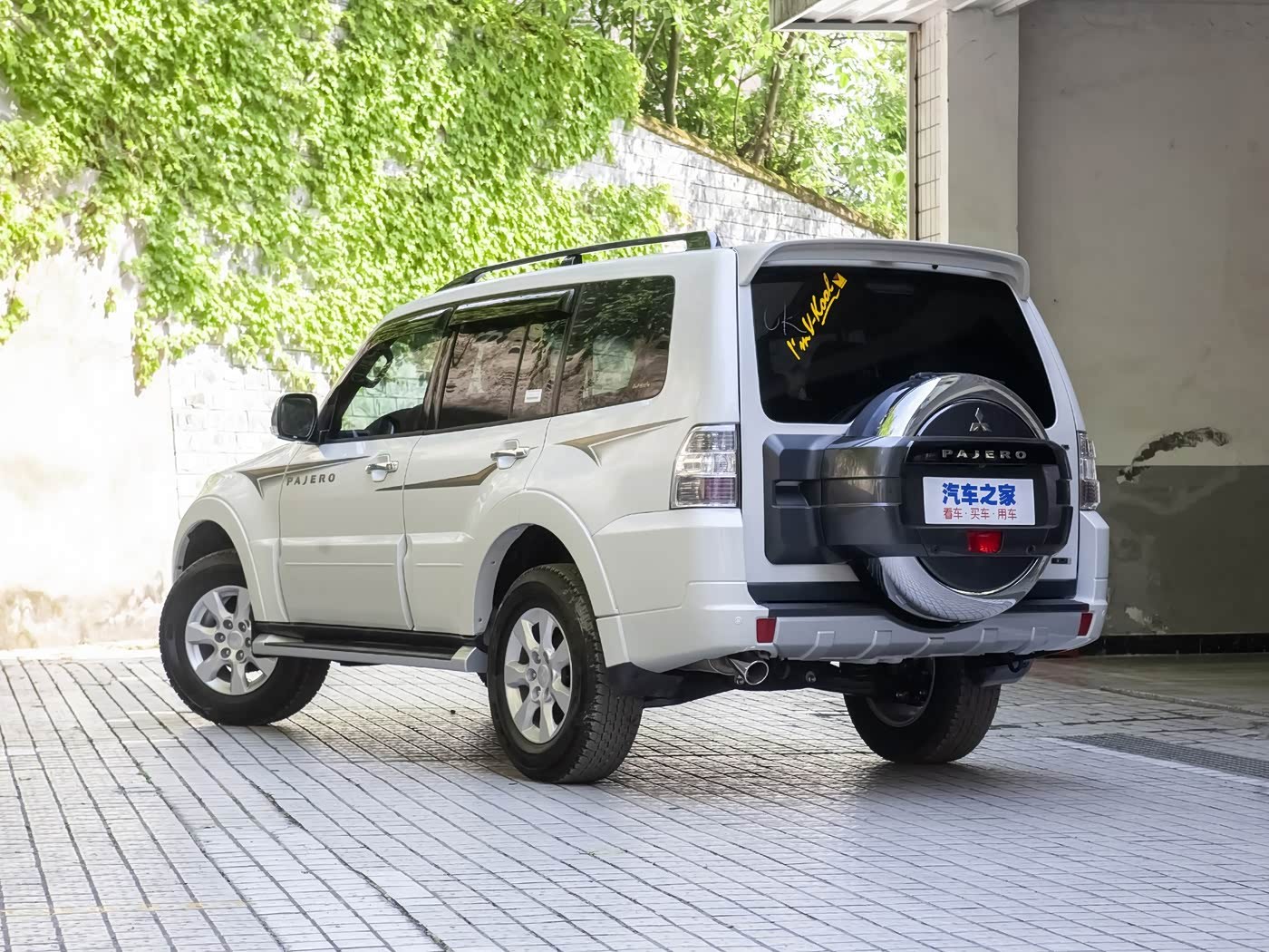 车市观察天津港的帕杰罗V9，我不确定是V97还是V93，反正是金标的高配，应该