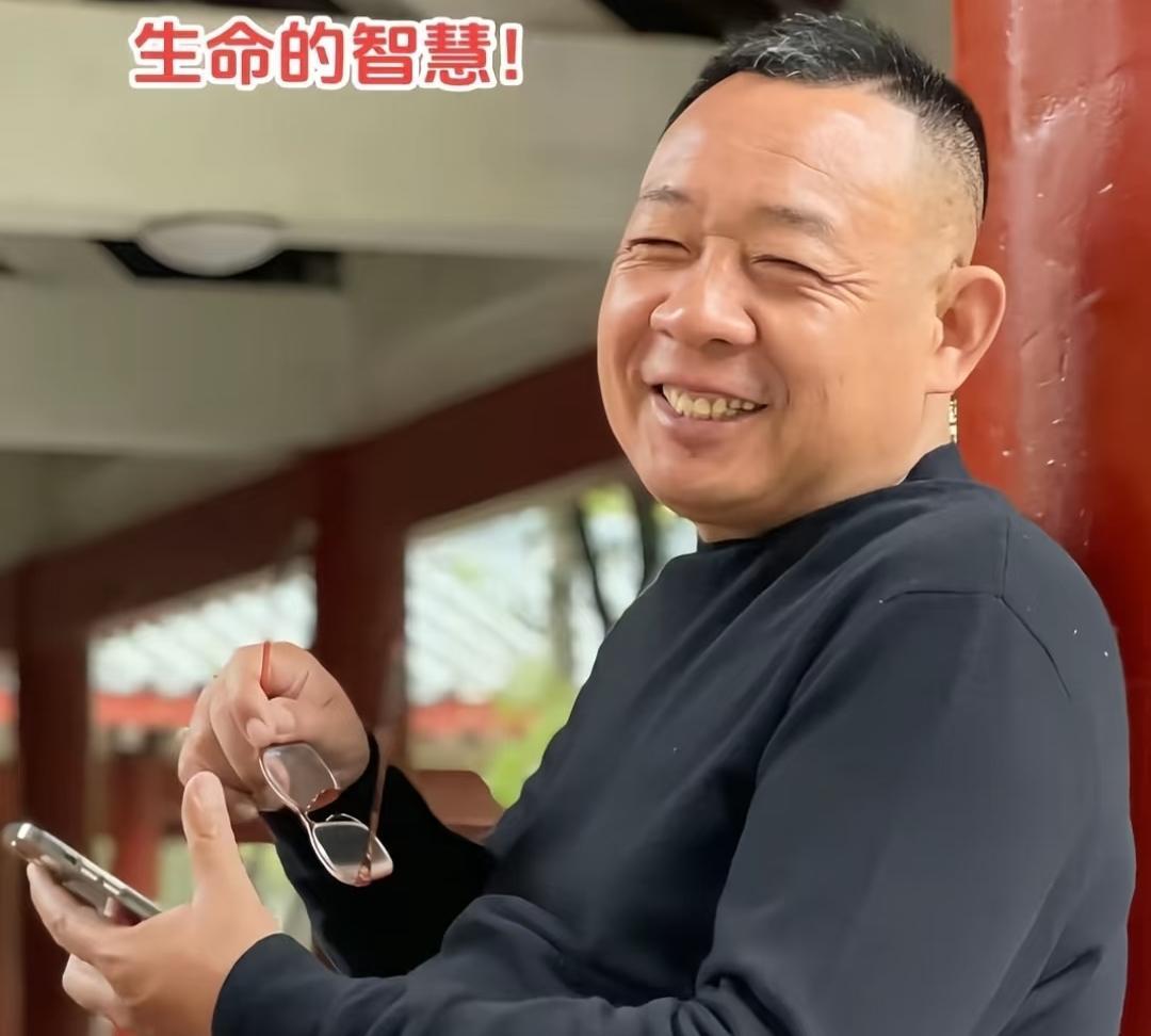 于东来的胆子可真大！当王健林专注于签署卖房合同，忙碌于房产交易之时，于东来豪
