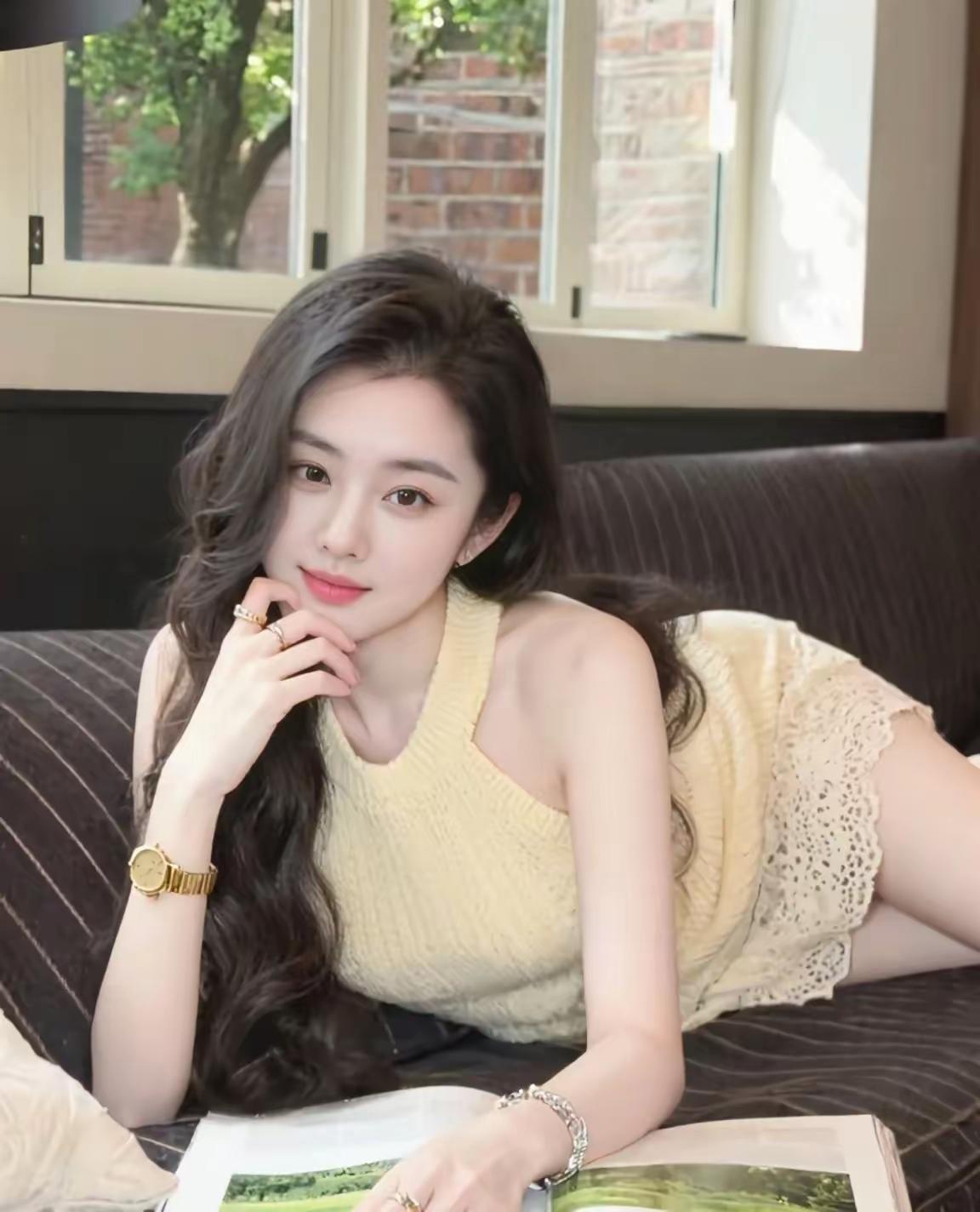 这位美女正在沙发上看书，好悠闲啊。