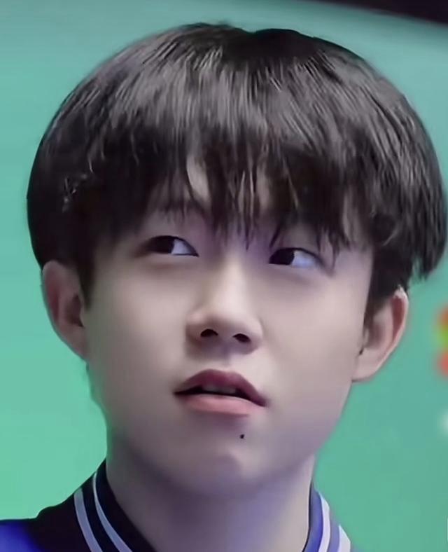 这楚钦是跟这乒超联赛有点过敏症，上次为魏桥效力，结果因为伤痛吃止疼药伤了肠胃，脸