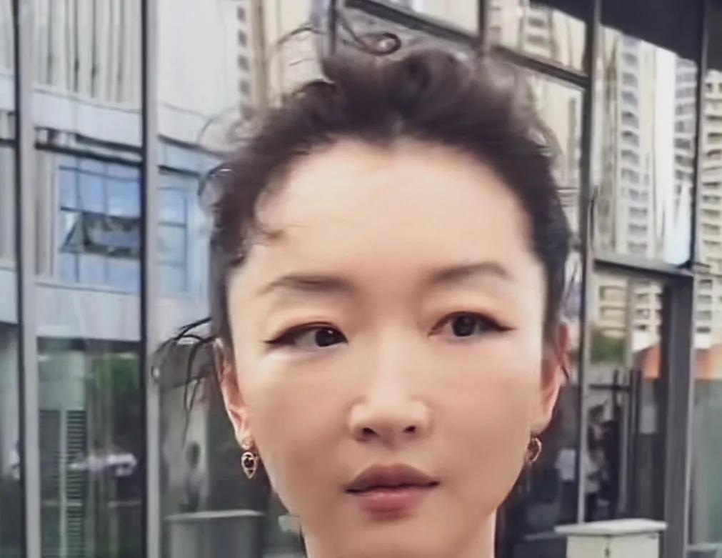 最近周冬雨的容貌变化引热议，皮肤有点不自然的紧绷感，略显浮肿僵硬。少了以前的灵动