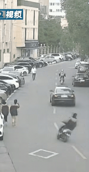 真的是自作自受！视频中，一骑电动车的大哥，一路摇头摆尾的驶入小区，只见他晃晃悠