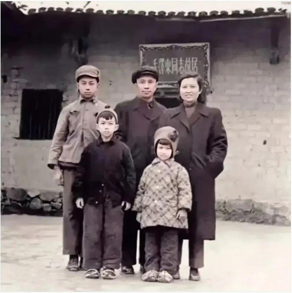 晴雨风说史晴雨风说史上世纪60年代，粟裕大将一家参观韶山毛主席故居时的