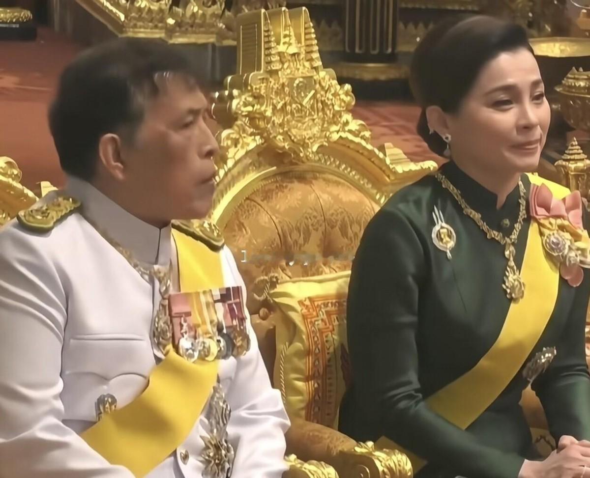 泰国王后有多能忍：现任王后苏提达从平民空姐一步步登顶，即便当众遭遇斥责也始终面带