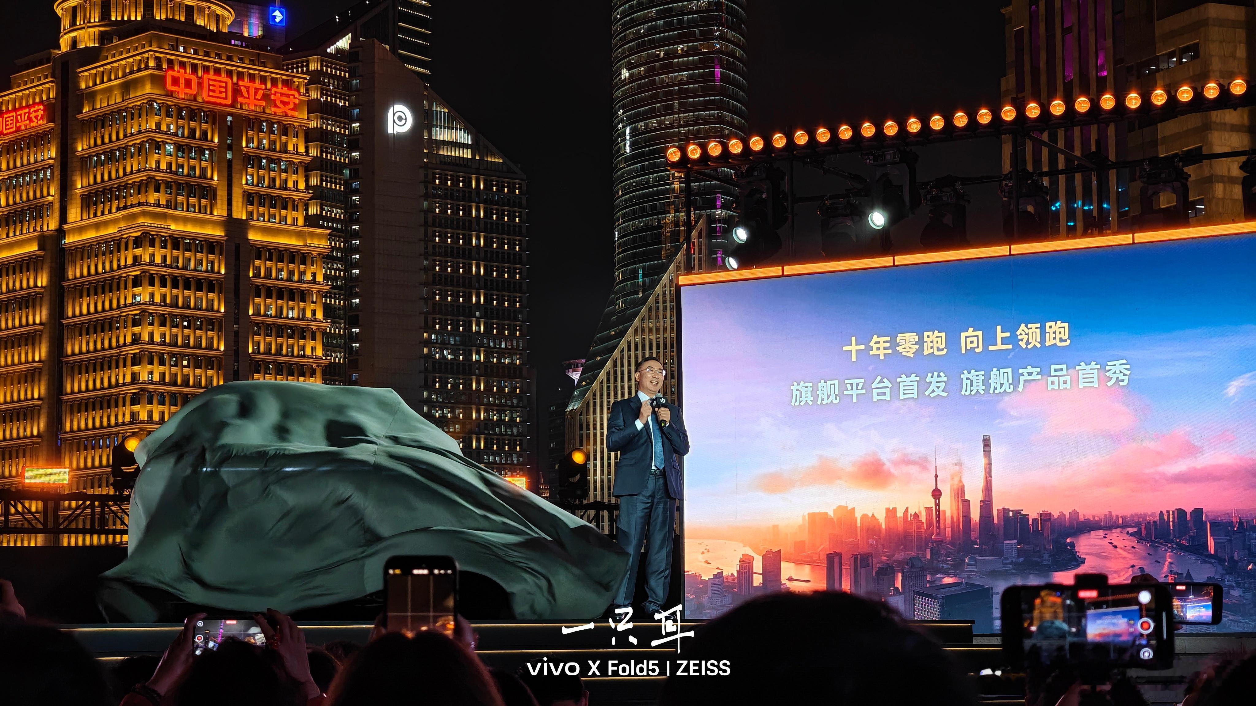 关于零跑D19，信息点有点多。尺寸现在是全尺寸了，车长超过5.2米了，大家伙。侧
