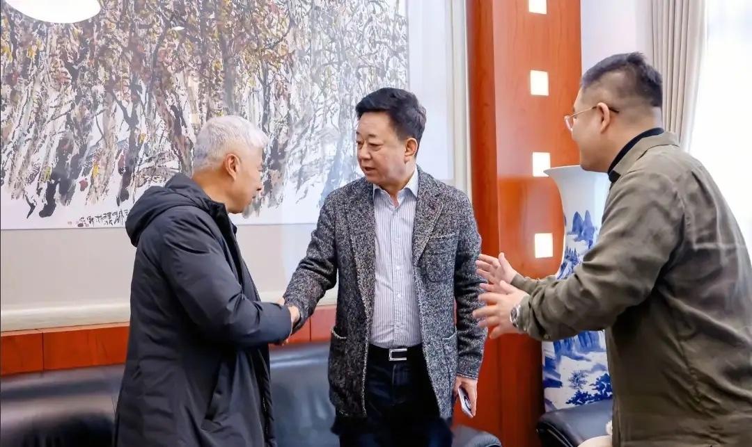 朱军夫妇现身北大，55岁谭梅身材走样腰粗肚子大看着比老公小20岁！