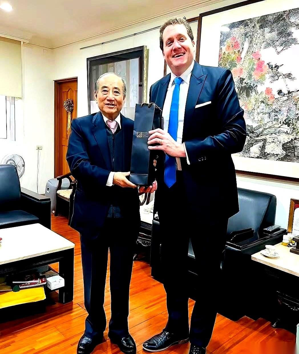 家里都快烧成灰了。他倒好，还有闲心请客人在客厅里喝茶，聊的是别人家院子里的花开