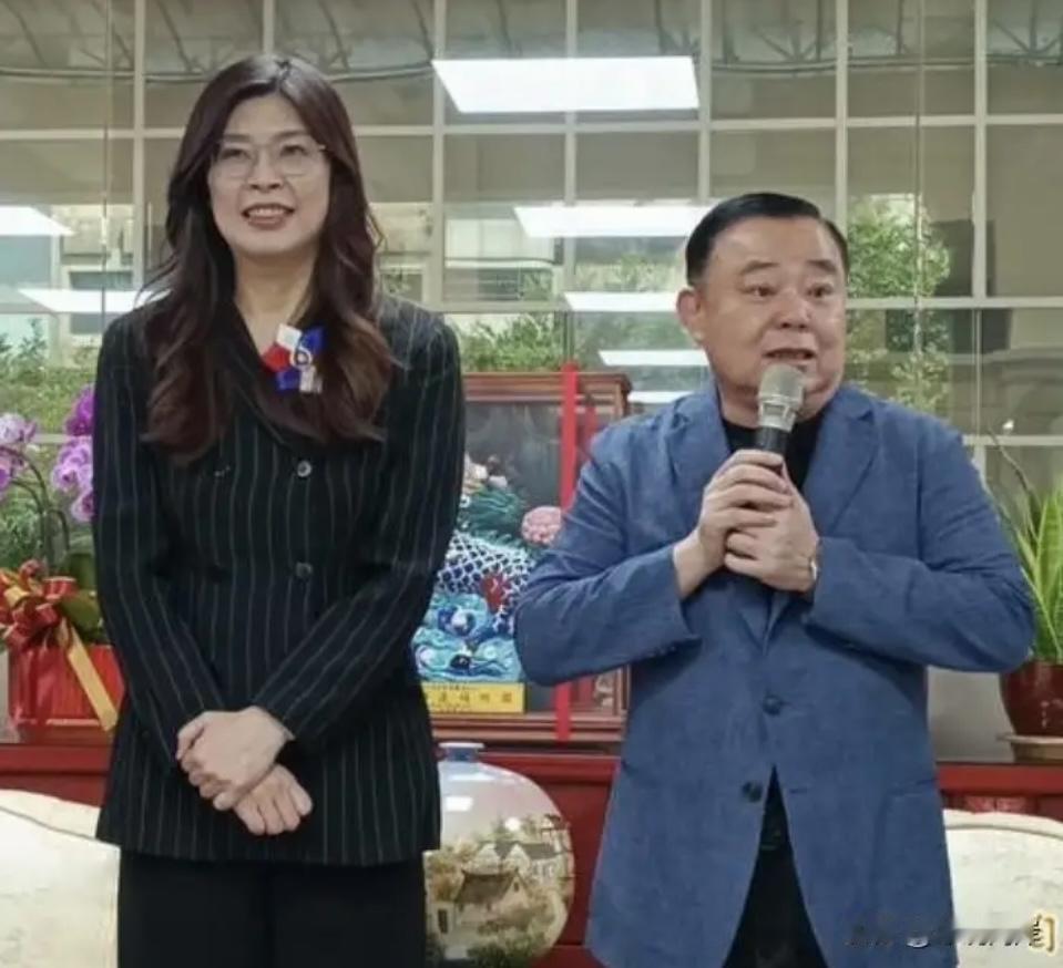 国民党主席选举早不是大佬说了算！桃园议长邱奕胜带着党团议员排排站迎郑丽文，还送上