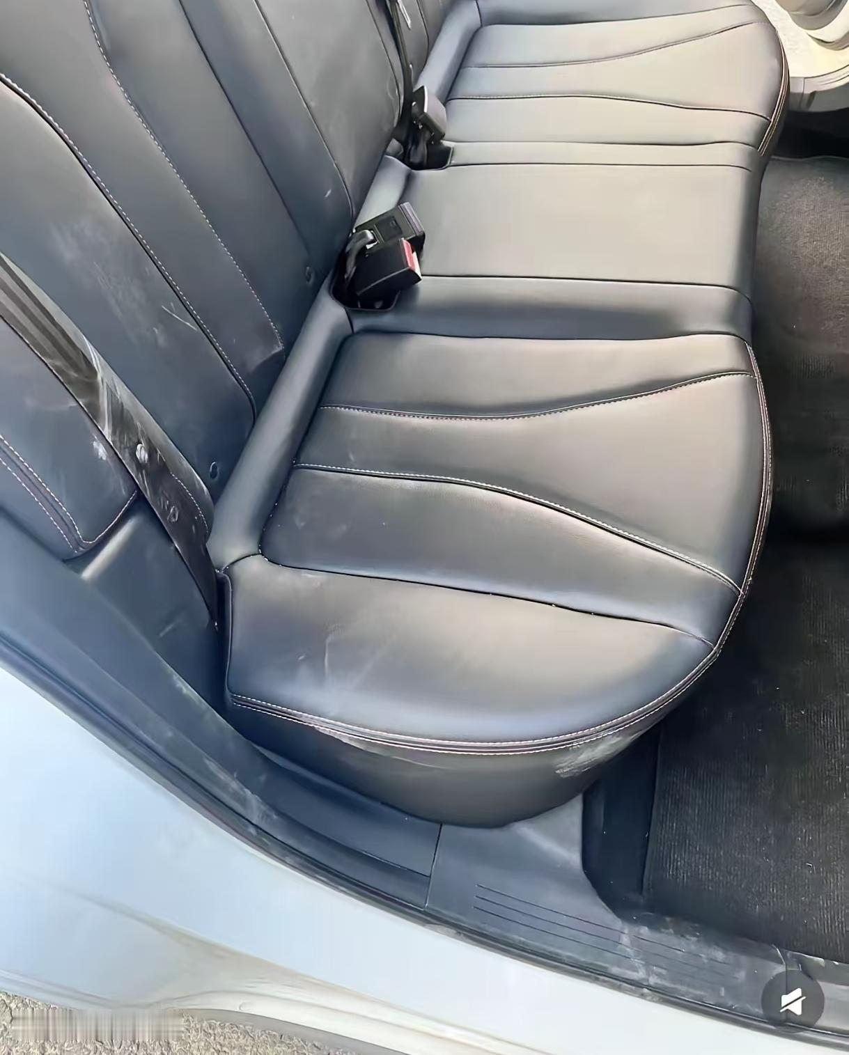 强烈建议工地上出来的工人，最好更换一下衣物再乘坐网约车。昨天乘坐网约车时就遇到