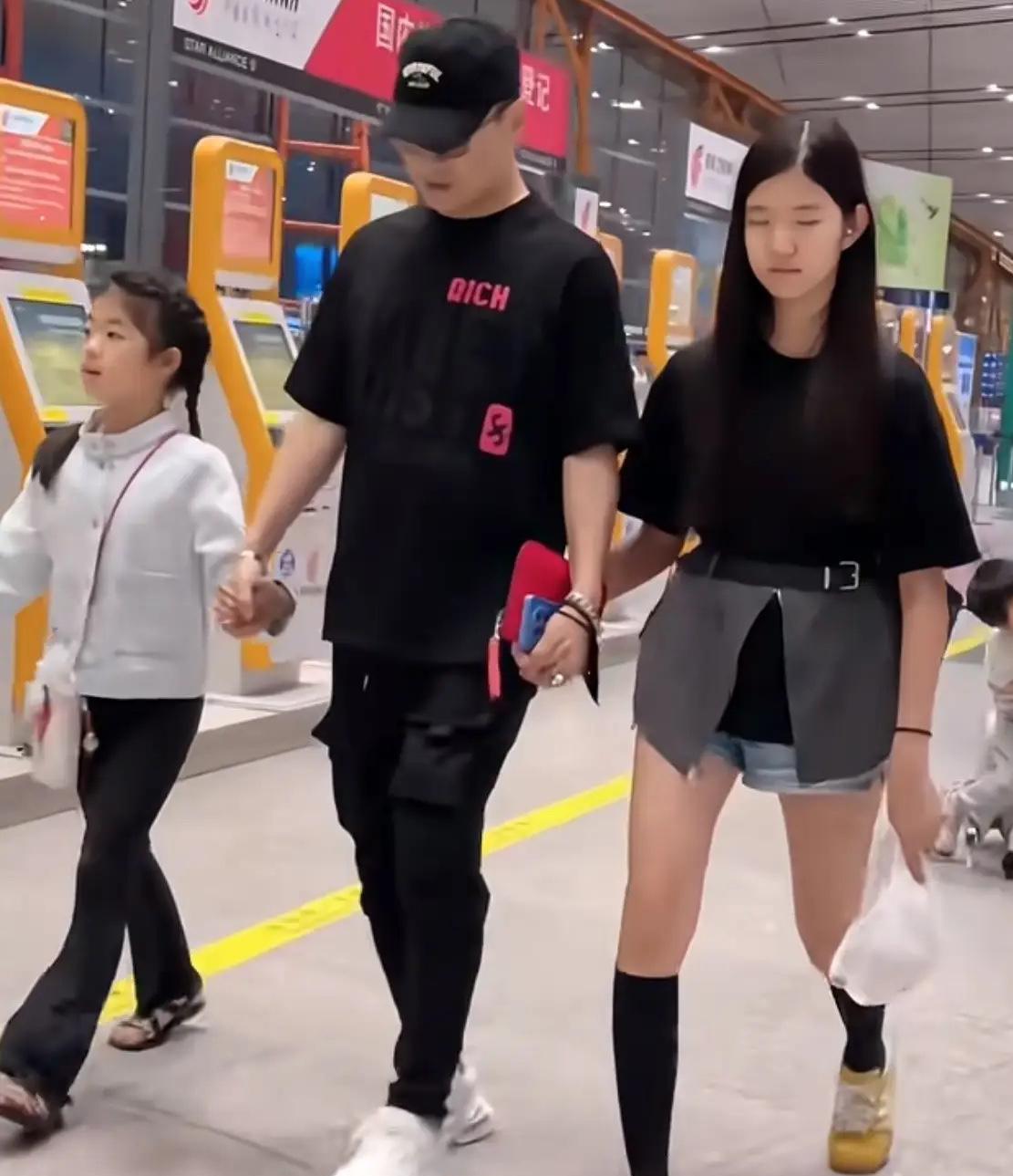 汪峰带全家出游被偶遇！四个孩子排成队，现任女友化身“后勤队长”[比心][比心][