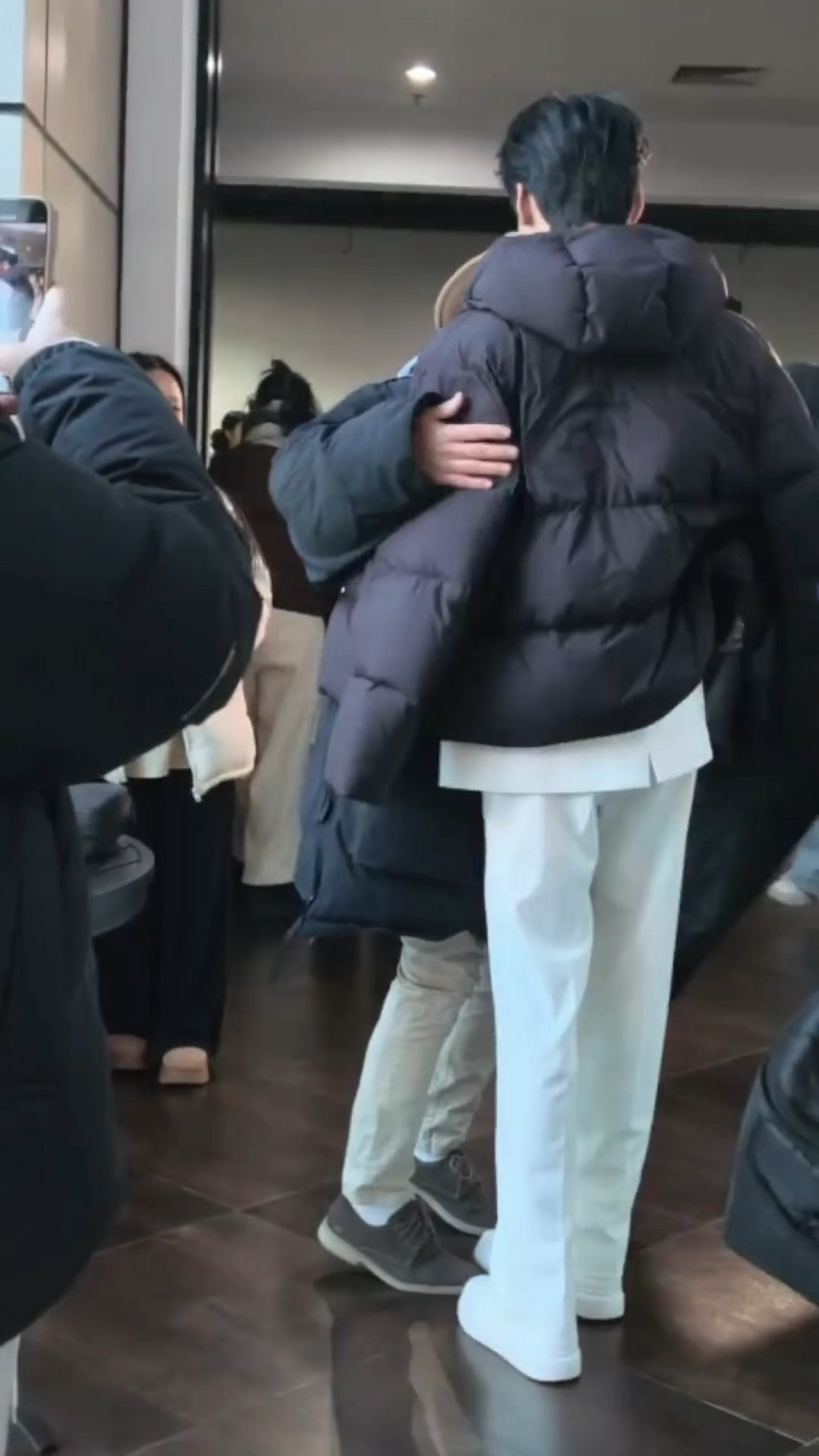 龚俊穆穆拥抱！！隔着屏幕都感觉到龚俊的惊讶了哈哈哈哈“穆穆你怎么来啦！！”“你怎