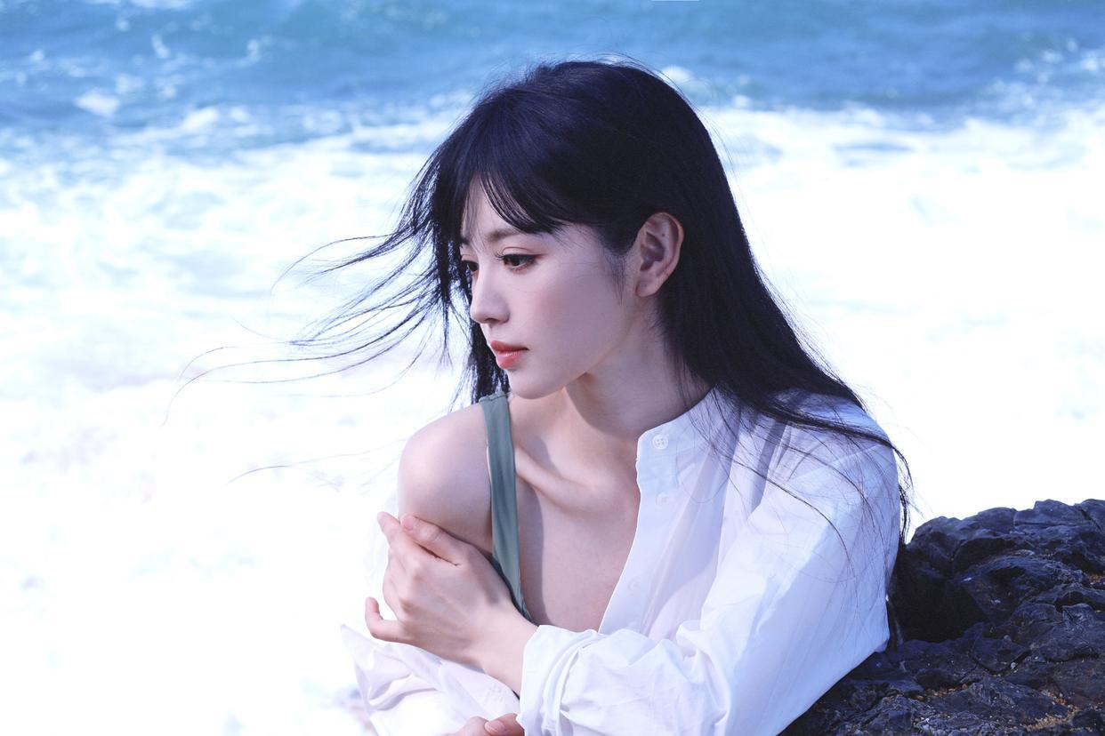 田曦薇Guerlain白衬衣美腿，大眼萌妹好甜美。