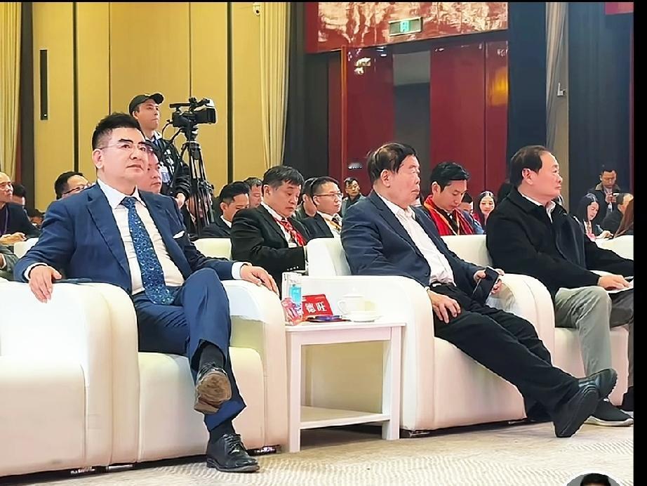 中国首善陈光标。真正的慈善不是说出来的，而是做出来的，彪哥一直在用自己的实际行动