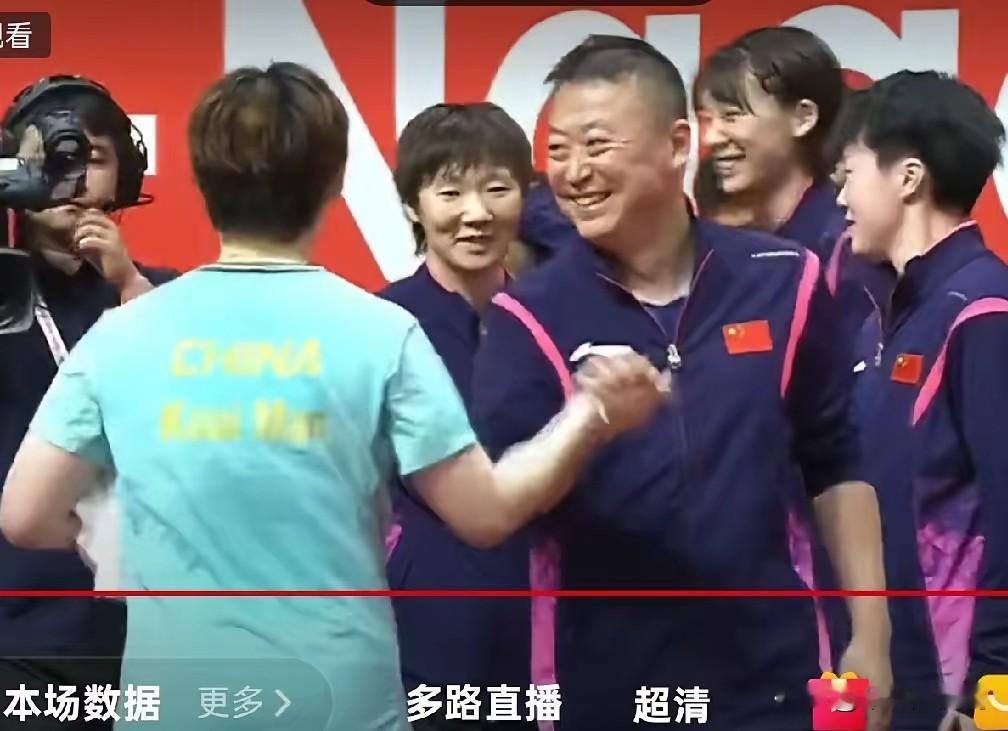 恭喜国乒女团夺冠，蒯曼3：0赢下伊藤美诚后，马琳笑开了花了，闺女一个比一个厉害。二闺女孙颖莎3：1早