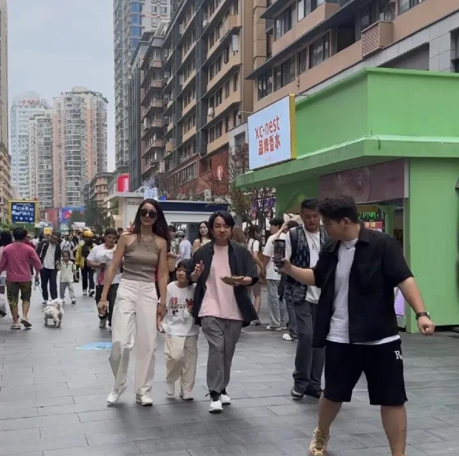 贵阳街头偶遇王祖蓝一家啦！他带着妻子、女儿还有岳母在逛吃，画面超温馨。一家人接地
