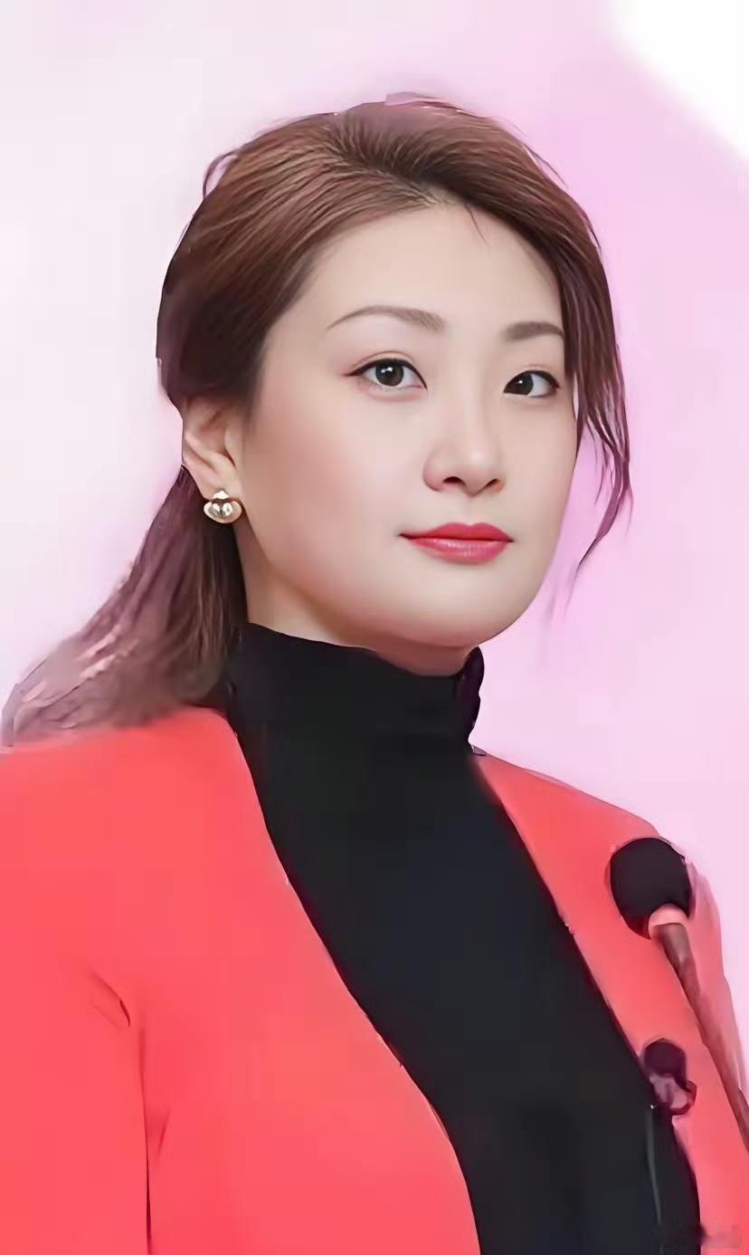 翻到早年的一段内部会议录像，二十出头刚接棒历练的宗馥莉，踩着点推门进来时，满场都