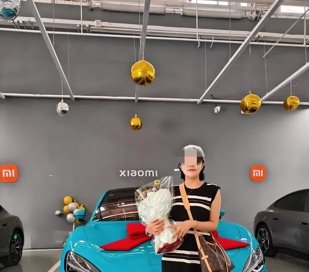 同事等了四个月，终于提新车了买的是小米Su7por版，一问她价格，居然要2
