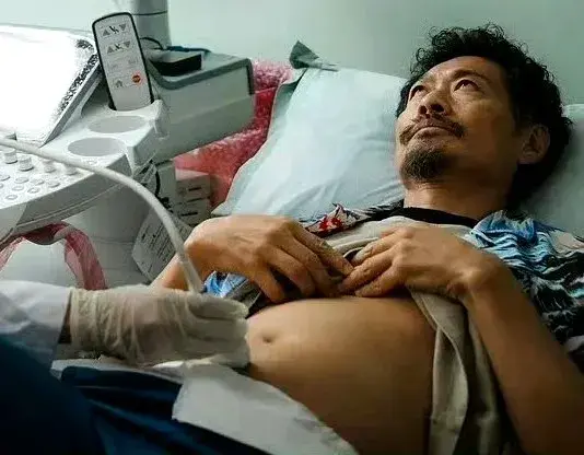 港剧太超前了,已经让男的怀孕了,产检时表情痛苦无奈。