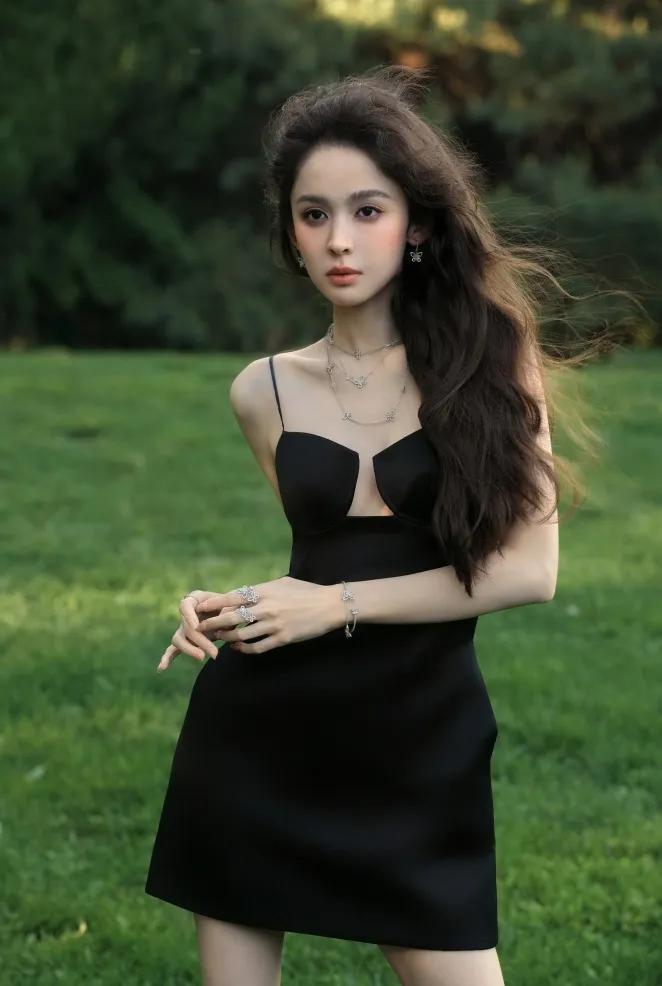 救命！娜扎这身材是真实存在的吗？黑色吊带裙一穿，又纯又欲，前凸后翘的曲线也太绝