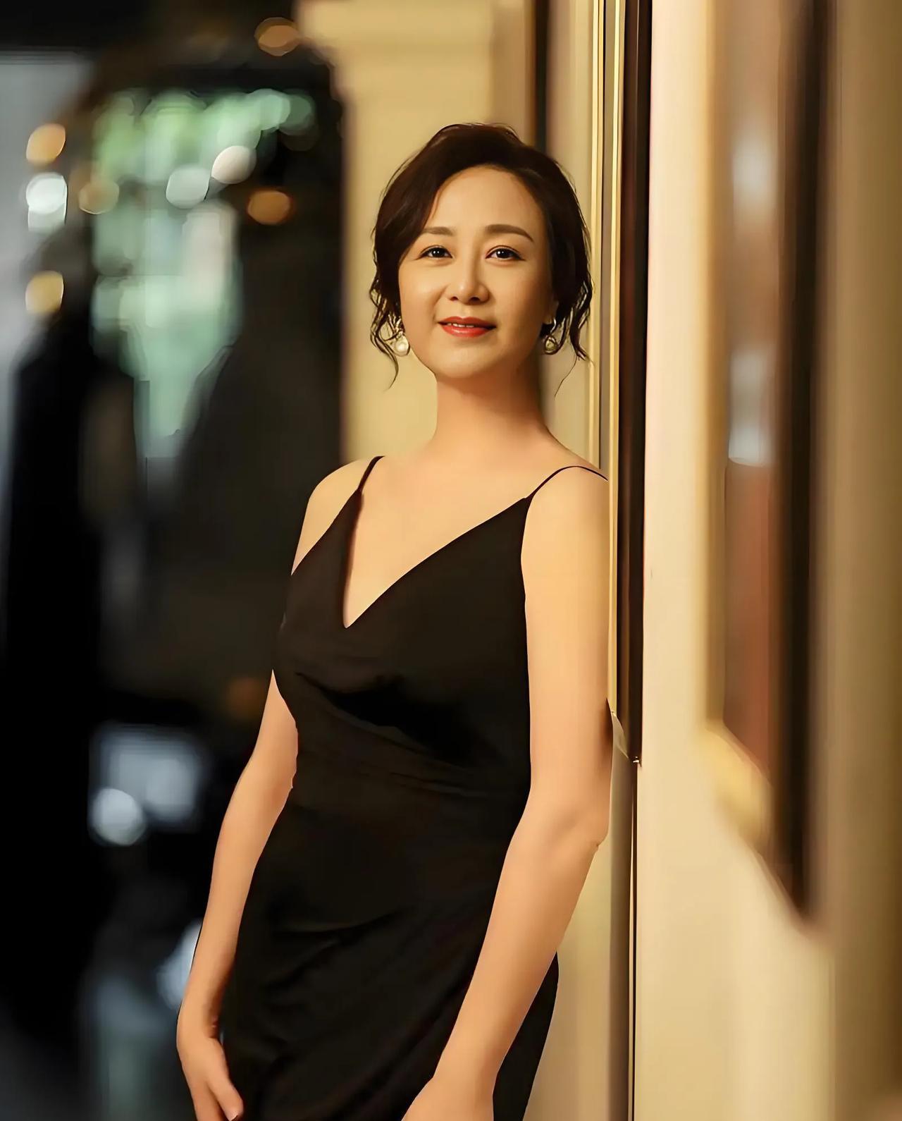 她是八十年代的<em>百花影后</em>，因主演电影《人生》而家喻户晓，红极一时，并且，成了无数