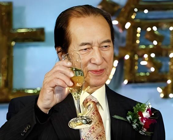 赌王何鸿燊一语惊人：“你赢了两千万想走，赌场不会拦你，但就在你转身的时候，服务生
