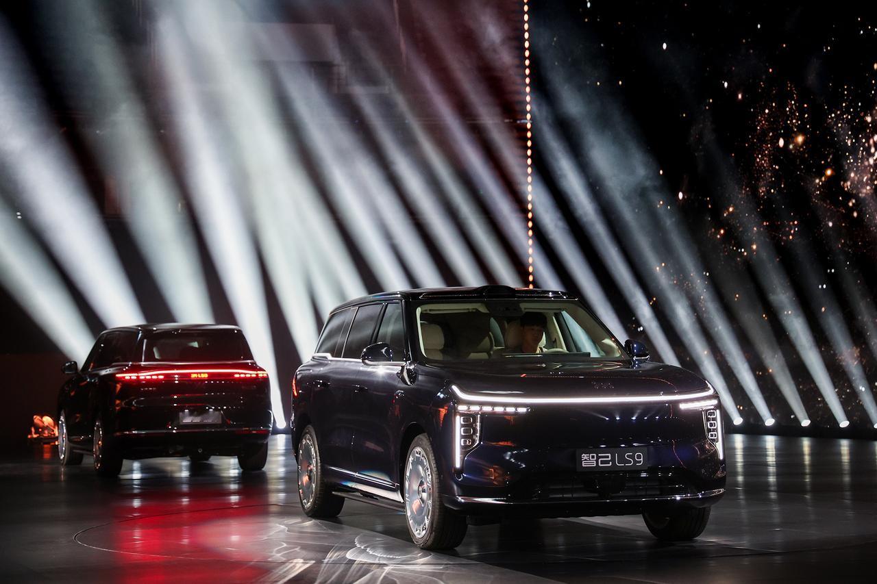 “上汽旗舰大六座”智己LS9正式上市～新车推出两款配置版本：52Ultra版