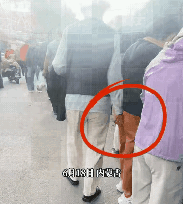 真恶心！这老家伙年轻时不得多“花”呢？这一路走，一路蹭的，“半夜偷茄子，不管老