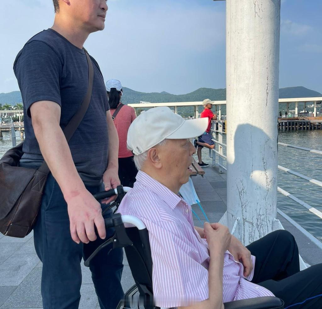 星岛：钟景辉离世｜去年西贡最后露面照片流出坐轮椅看海身形消瘦养老院庆生头脑依