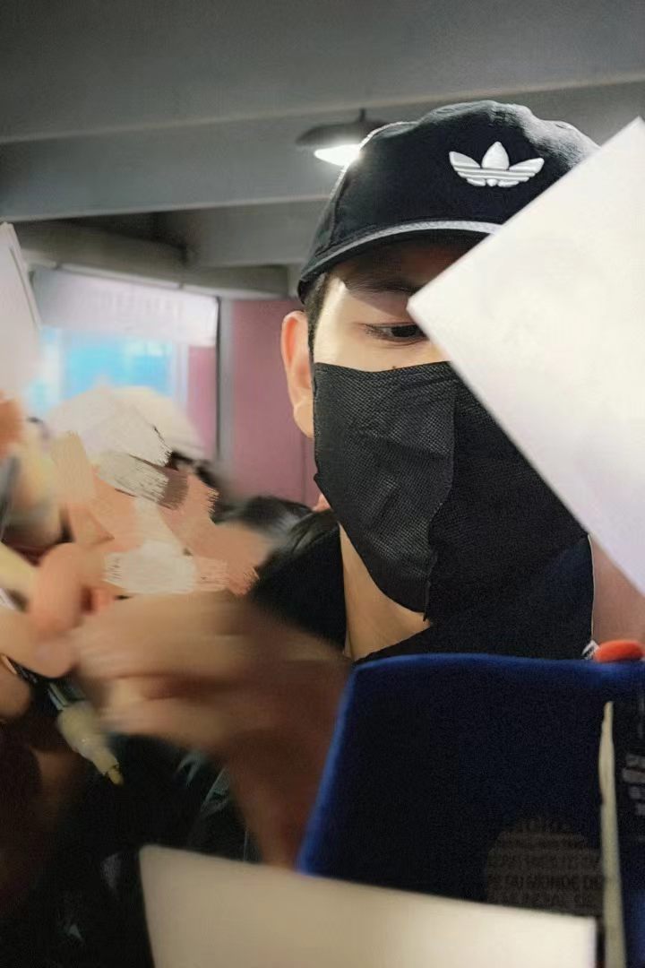 李现李现被聘为世界杯开球嘉宾阿迪达斯品牌全线代言人李现李现的美男痣从口罩里偷偷
