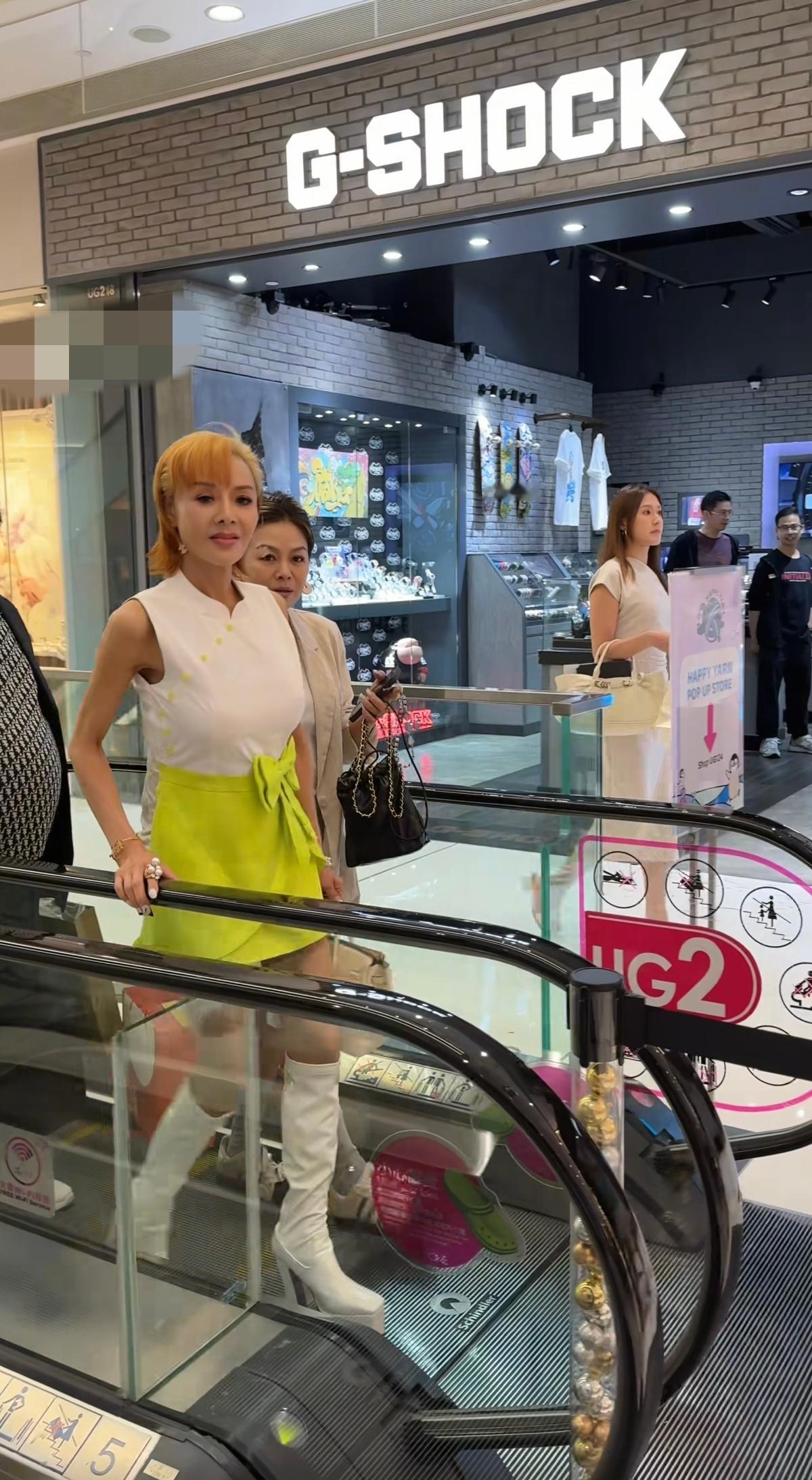 60岁叶子楣身材依然性感，只是有白头发了！近日，叶子楣回到中国香港参加活动，