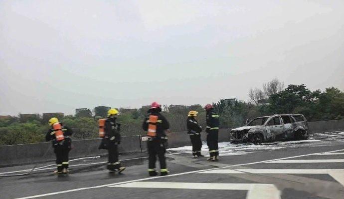 理想车主将起火特斯拉司机救出6月30日，G50沪渝高速上海青浦段，一辆特斯拉撞护