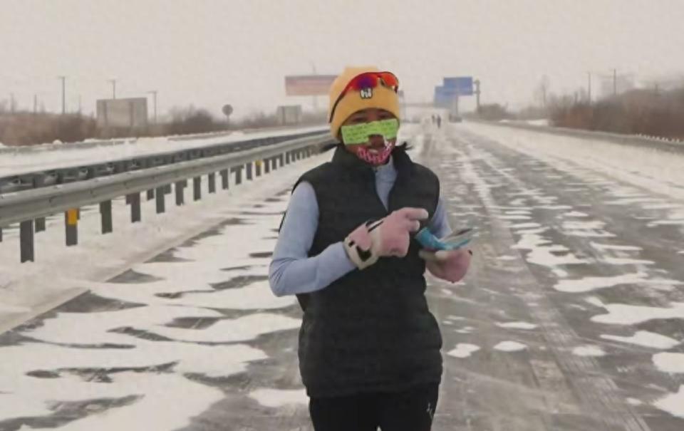 张水华轻松拿下2026赛季首冠！这位“最快女护士”太牛了，在东极马拉松零下3