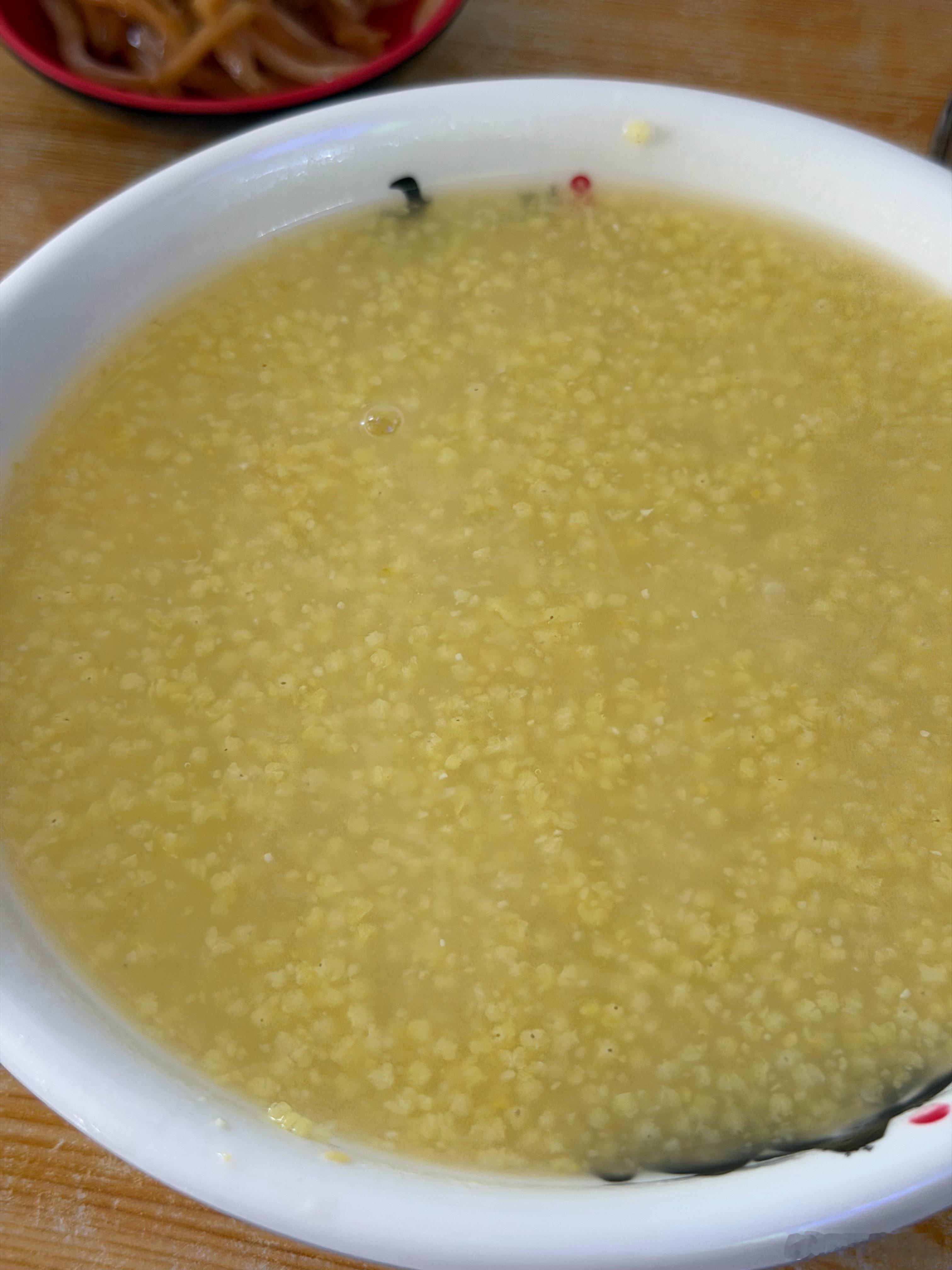 早啊粥能看出来是现熬的包子长的像预制但确实是老板现包这早餐吃完最舒坦！小时候不理