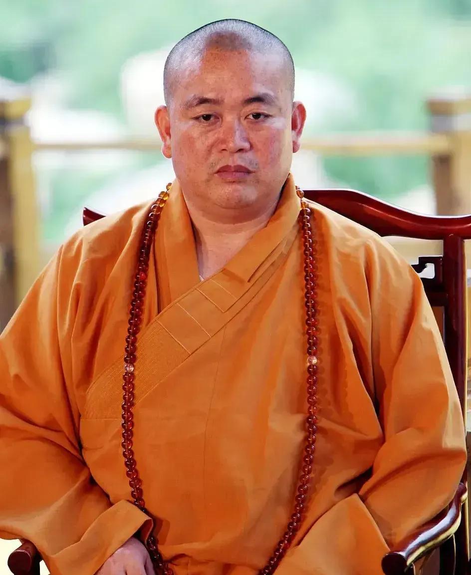 一位擅长看相的朋友多年前就说过，看释永信的面相，脑袋又圆又大，脖子又粗又短，眼睛