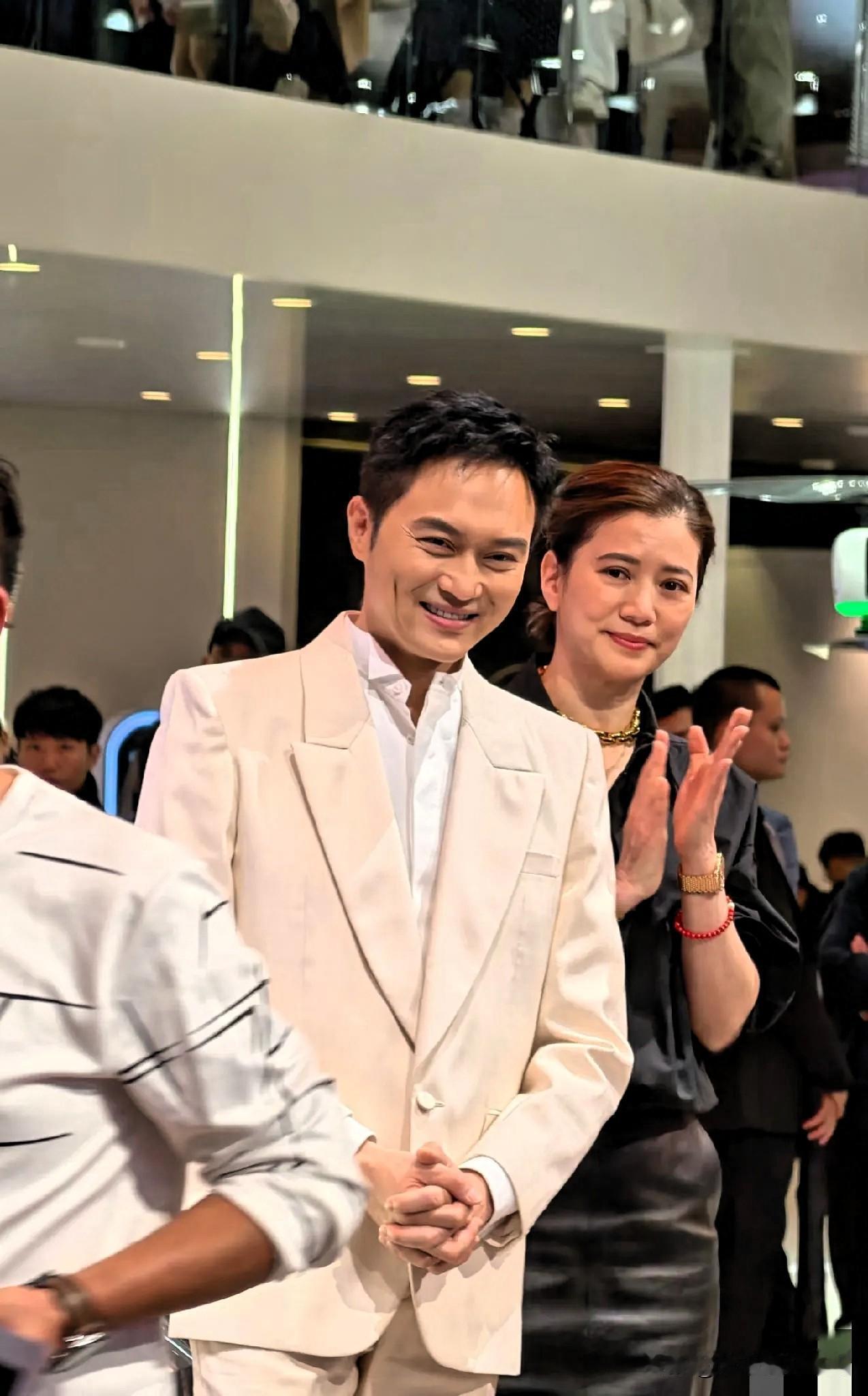 都说男人40一枝花一点也不准广州车展上，54岁的张智霖与袁咏仪同框。一身