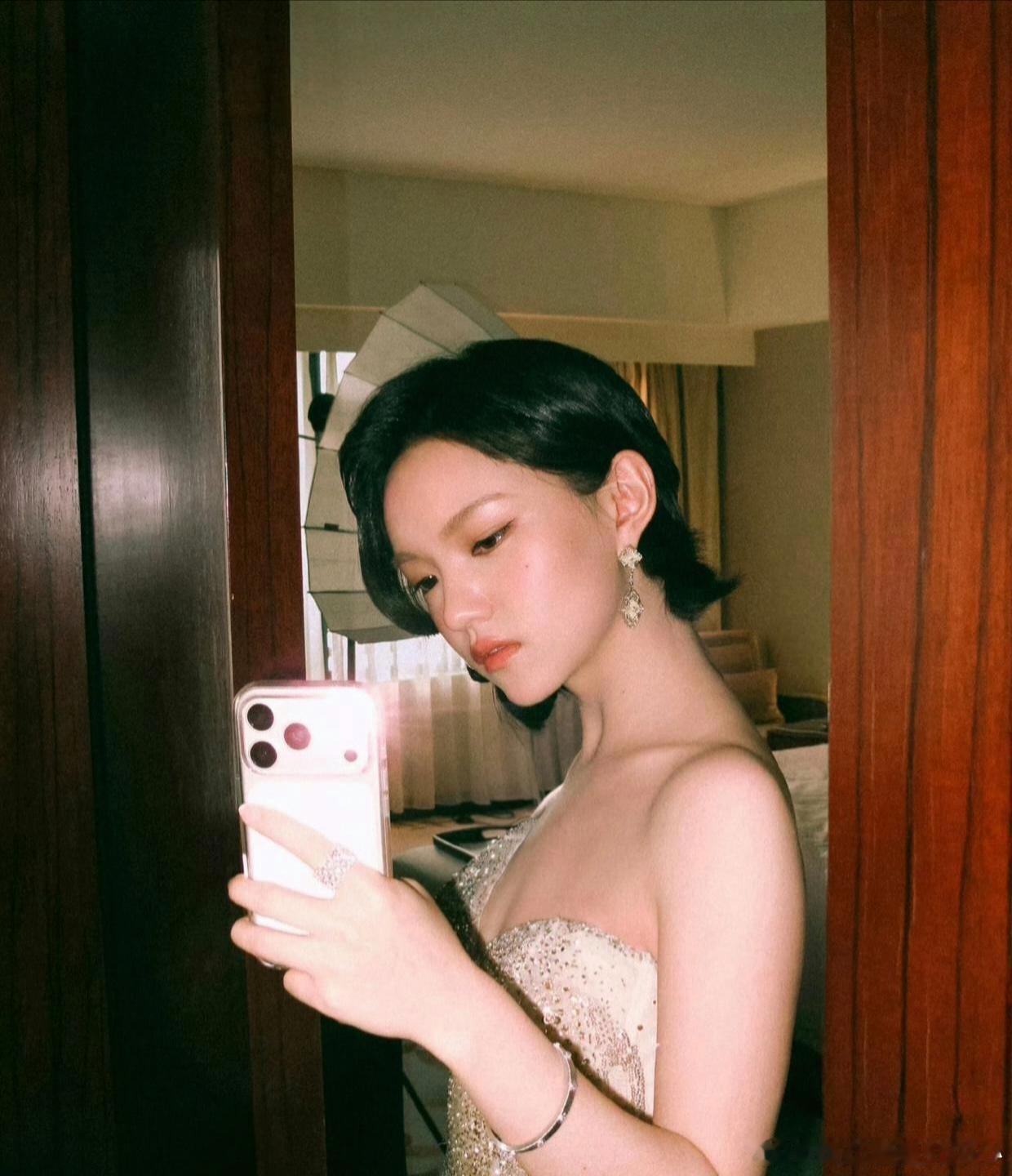 1、杨洋非常在意自己的外貌形象，会定期做医美护理，长期保持干净帅气的状态。2、林
