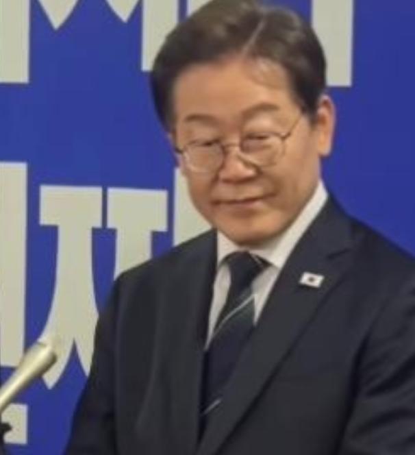 外媒曾问韩国总统李在明：若中国武统台湾地区，你会不会出手？李在明笑着回答：那是人