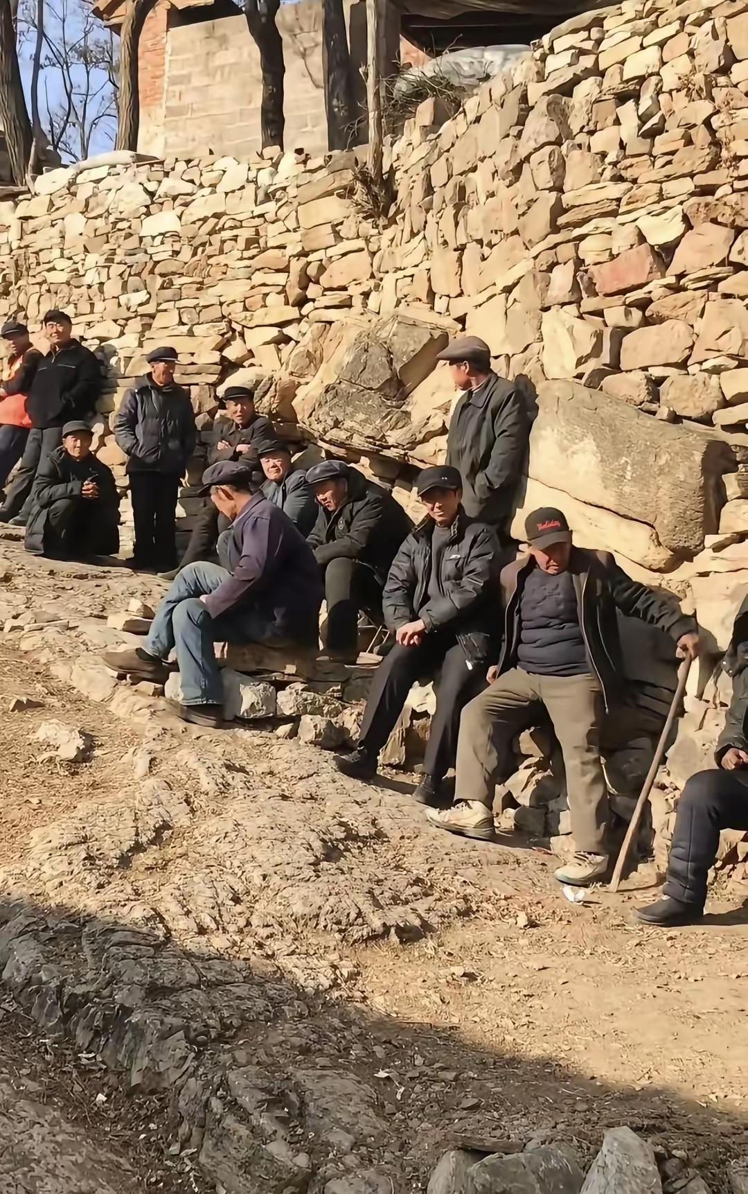 村里的大爷大妈，不看手机不看电视甚至都不咋聊天，坐村头一坐就是一整天，友友们，你