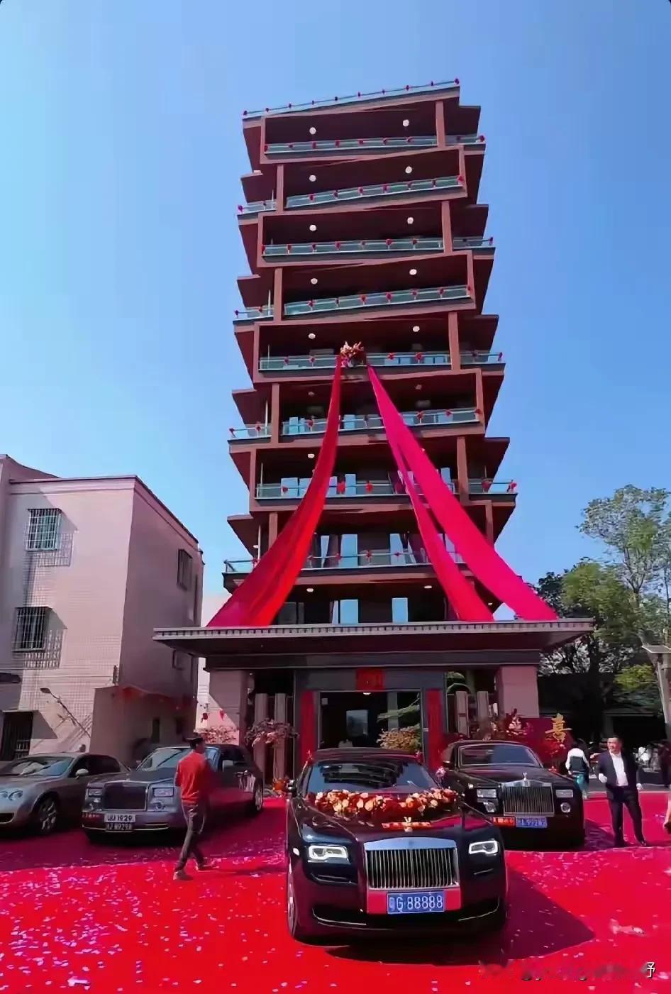 湛江吴川的土豪可能在国内都是排在前位的。最近吴川又有位土豪，在老家又搞出了一次超