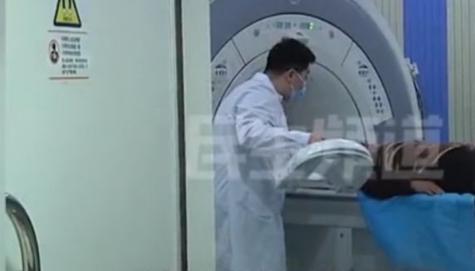 武汉同济医院惊现医疗疏漏，一名患者做颈椎核磁时被锁在仪器上长达6小时，直至清晨被