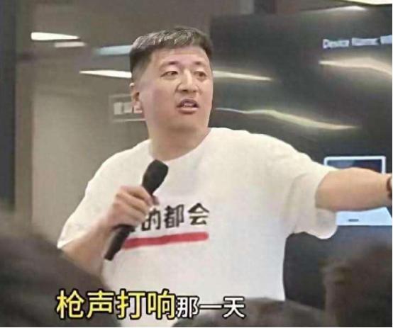 要捐1亿支持统一的张雪峰塌房，大V怒斥他是表演性爱国，都是为了生意 张雪峰
