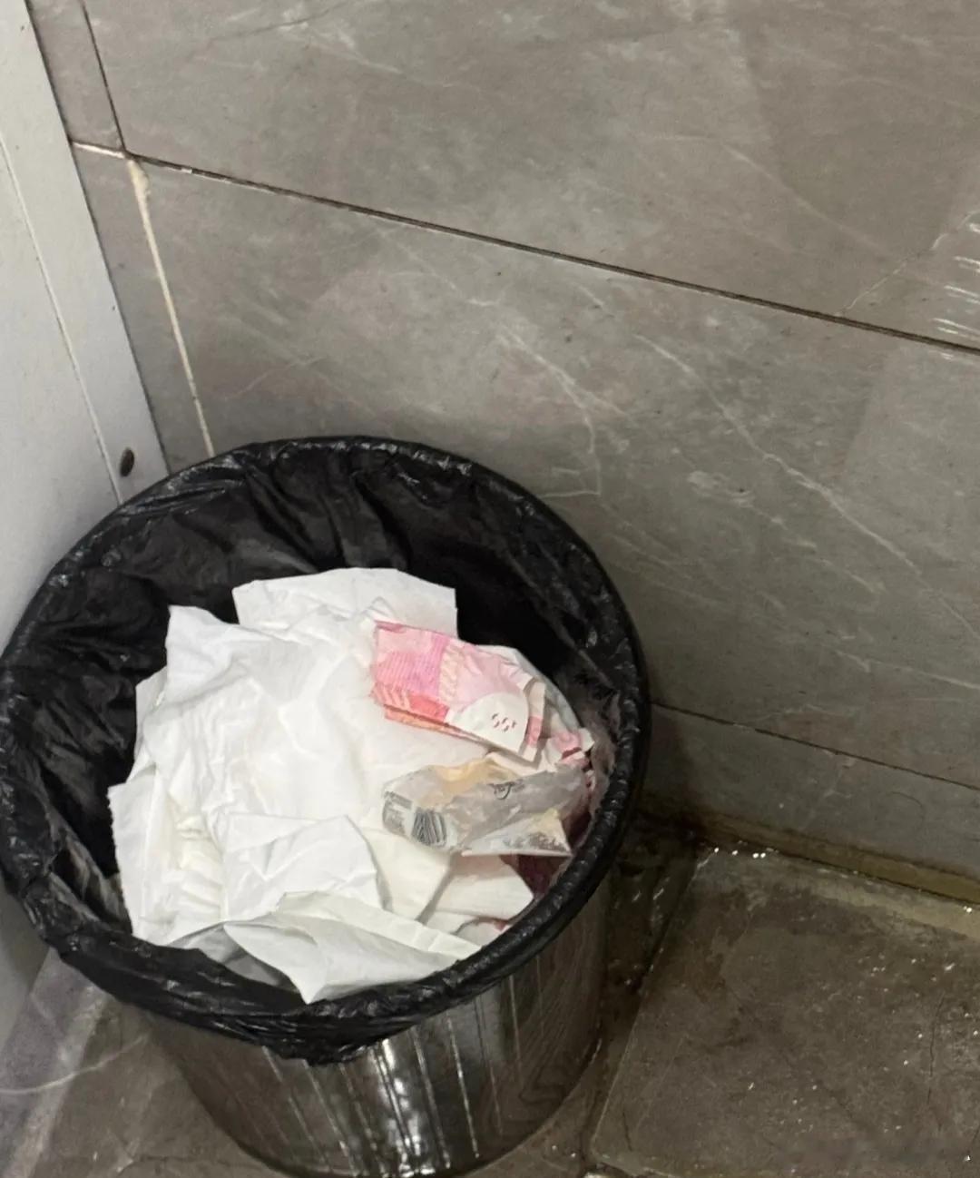 地铁的垃圾桶看到的，要不要捡啊？