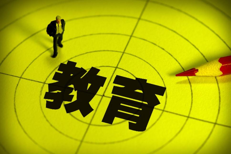 厦大“精日女”田佳良的崩塌，撕开了一个细思极恐的真相：我们追捧的“优等生”，可能